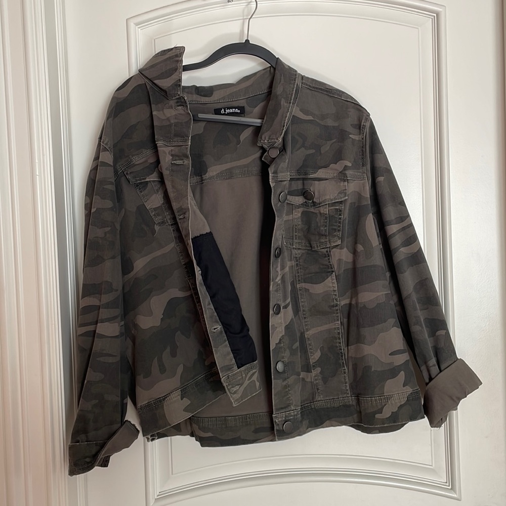 Stretchy camoflauge jacket